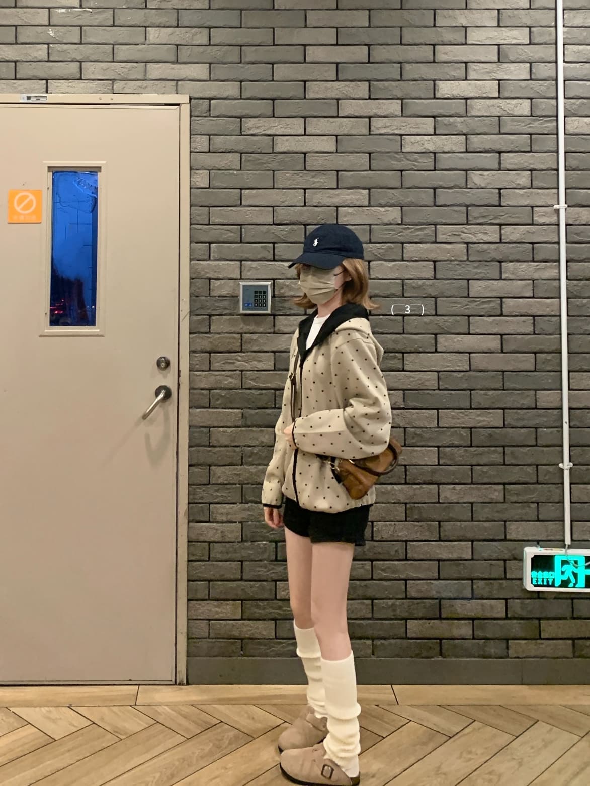도트 무늬 후드 오픈 가디건 디자인 센스 배색 검은 색 테두리 캐주얼 루즈핏 재킷 다용도 검정색 반바지 세트 이미지 4