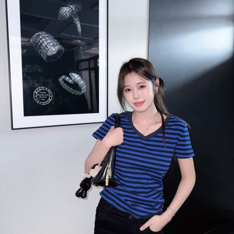 2026 여름 블루 스트라이프 몸매 가꾸기 슬림해 보이는 긍정적 인 어깨 V넥 티셔츠 고급 다용도 슬림해 보이는 반팔 패션 캐주얼 맨위 이미지 5