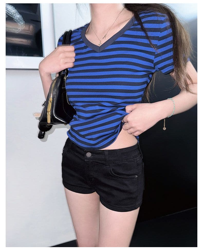 2026 여름 블루 스트라이프 몸매 가꾸기 슬림해 보이는 긍정적 인 어깨 V넥 티셔츠 고급 다용도 슬림해 보이는 반팔 패션 캐주얼 맨위 상세 이미지 4