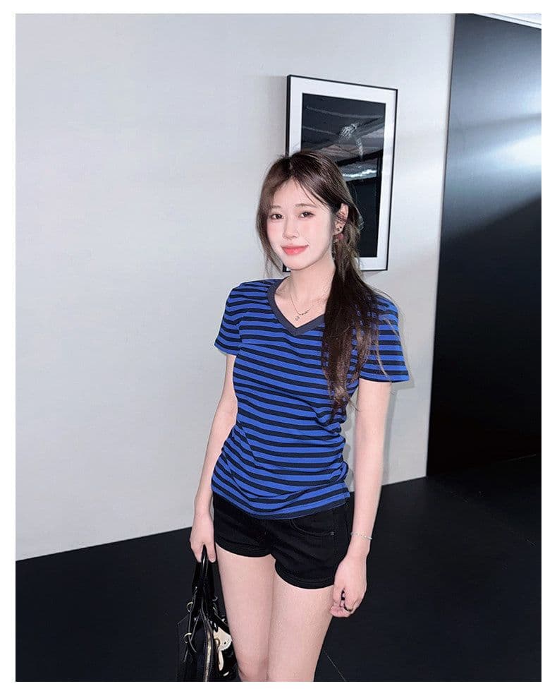 2026 여름 블루 스트라이프 몸매 가꾸기 슬림해 보이는 긍정적 인 어깨 V넥 티셔츠 고급 다용도 슬림해 보이는 반팔 패션 캐주얼 맨위 상세 이미지 8