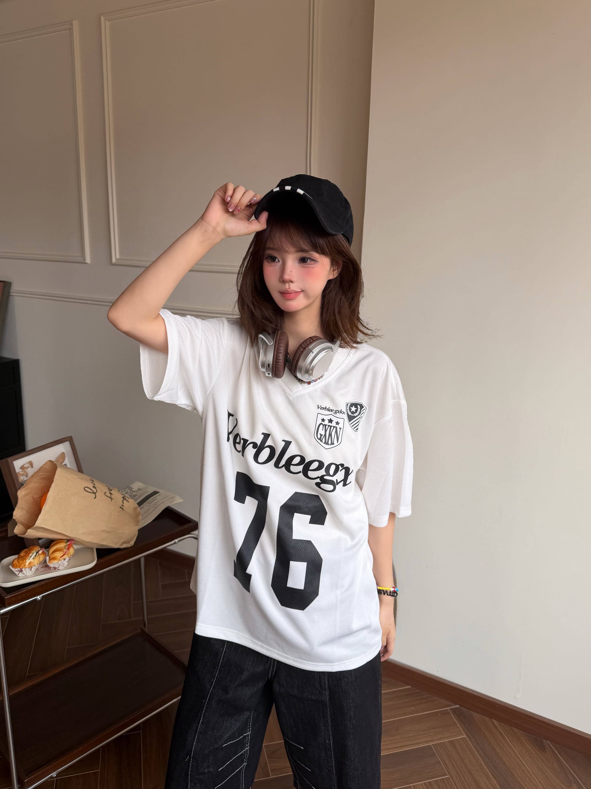 이후 패키지 칼라 보안 버클 원단 단일 구멍 얼굴 버드 눈 V넥 티셔츠 여성 여름 루즈핏 프린트 반팔 알파벳 상세 이미지 13