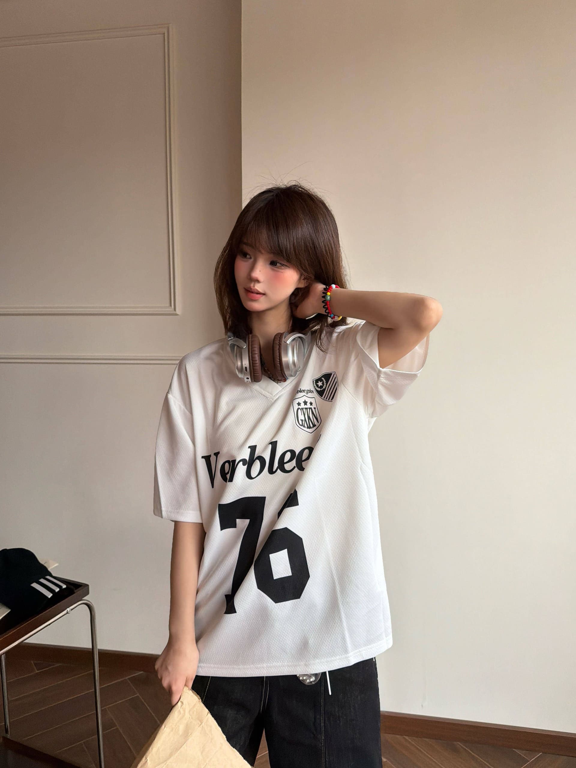 이후 패키지 칼라 보안 버클 원단 단일 구멍 얼굴 버드 눈 V넥 티셔츠 여성 여름 루즈핏 프린트 반팔 알파벳 상세 이미지 16