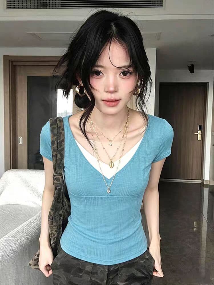 원본 원단 불규칙 구덩이 기사 한 부서 레이크 블루 색상 V넥 페이크 레이어드 작은 대중 반팔 티셔츠 여성 상세 이미지 5