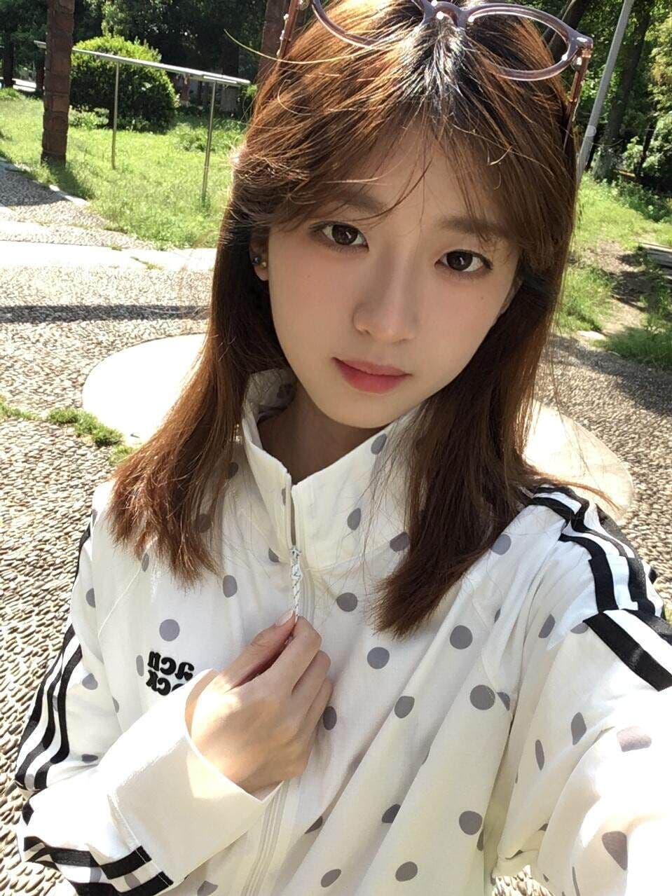 스탠드 칼라 자외선 차단 의류 여자 디자인 센스 작은 대중 여름 얇고 가벼운 통기성 자외선 차단 재킷 3개 바 맨위 트렌디 도트 무늬 이미지 3