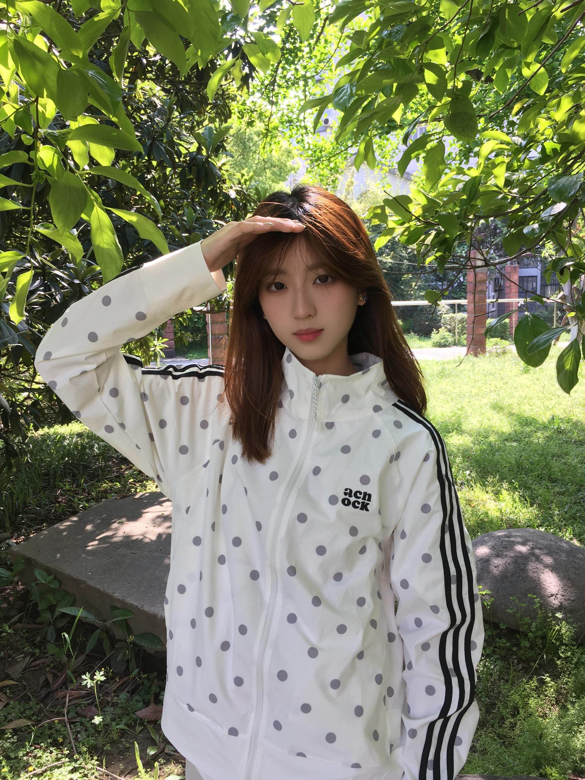 스탠드 칼라 자외선 차단 의류 여자 디자인 센스 작은 대중 여름 얇고 가벼운 통기성 자외선 차단 재킷 3개 바 맨위 트렌디 도트 무늬 이미지 4