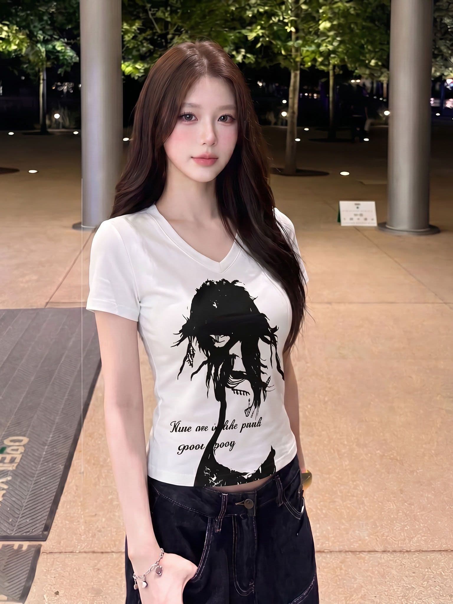 230 크 모달 한 부서 캐주얼 화이트 인물 프린트 V넥 반팔 티셔츠 여성 몸매 가꾸기 슬림해 보이는 미니멀리즘 맨위 상세 이미지 2