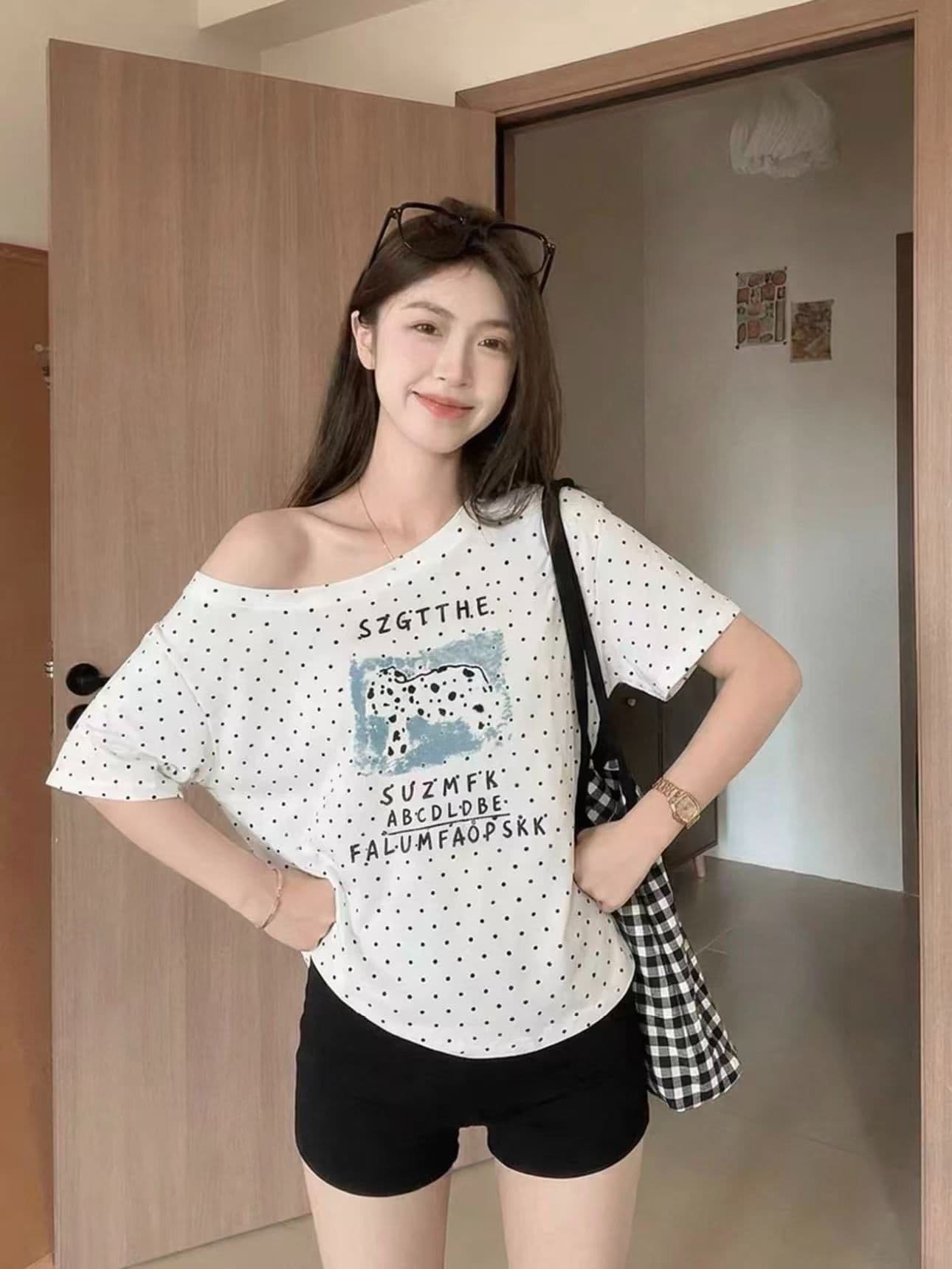 아메리칸 레트로 핫걸 도트 무늬 오프숄더 비스듬한 어깨 반팔 슬림해 보이는 티셔츠 여성 셔츠 이미지 4