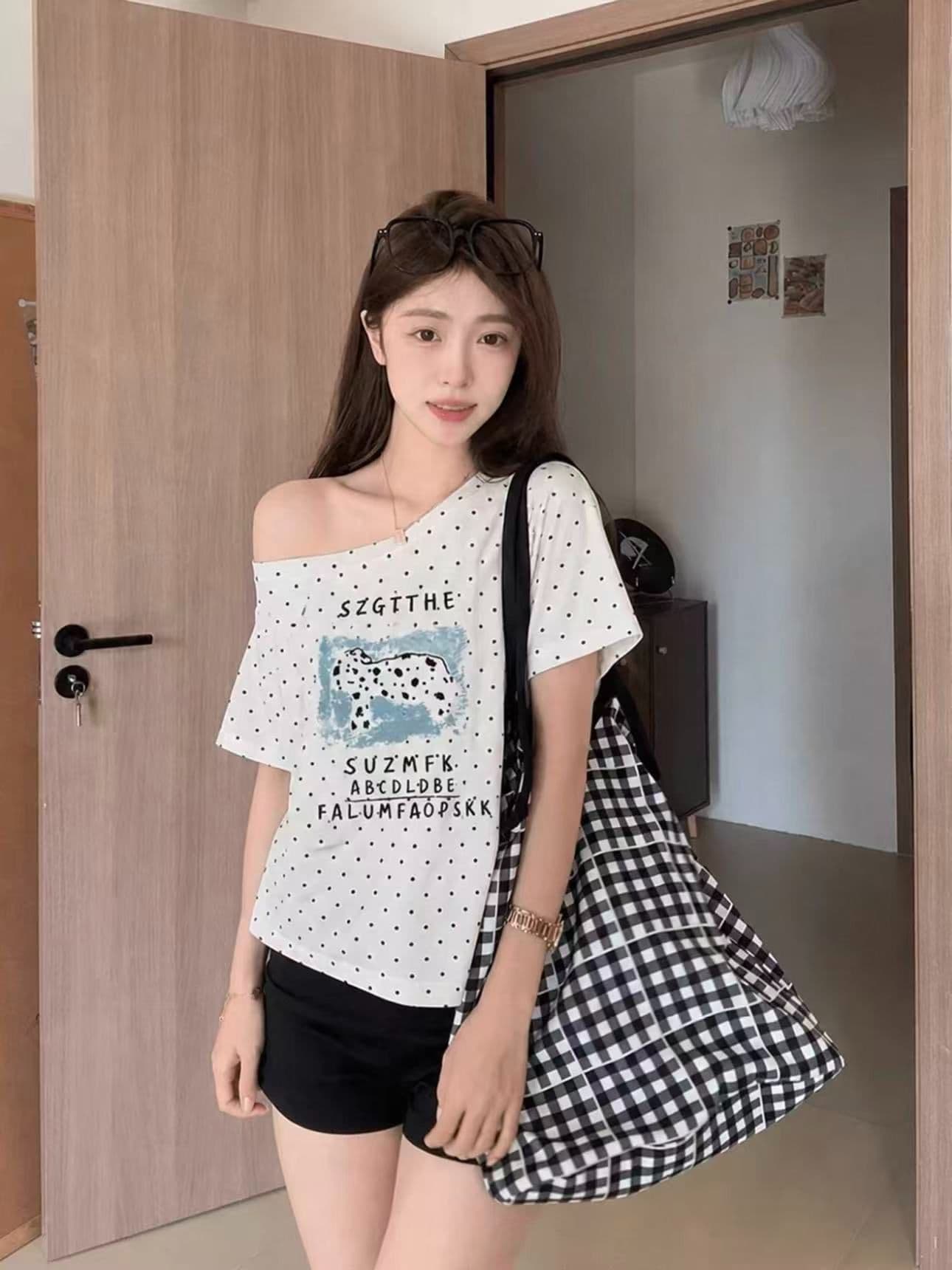 아메리칸 레트로 핫걸 도트 무늬 오프숄더 비스듬한 어깨 반팔 슬림해 보이는 티셔츠 여성 셔츠 상세 이미지 3