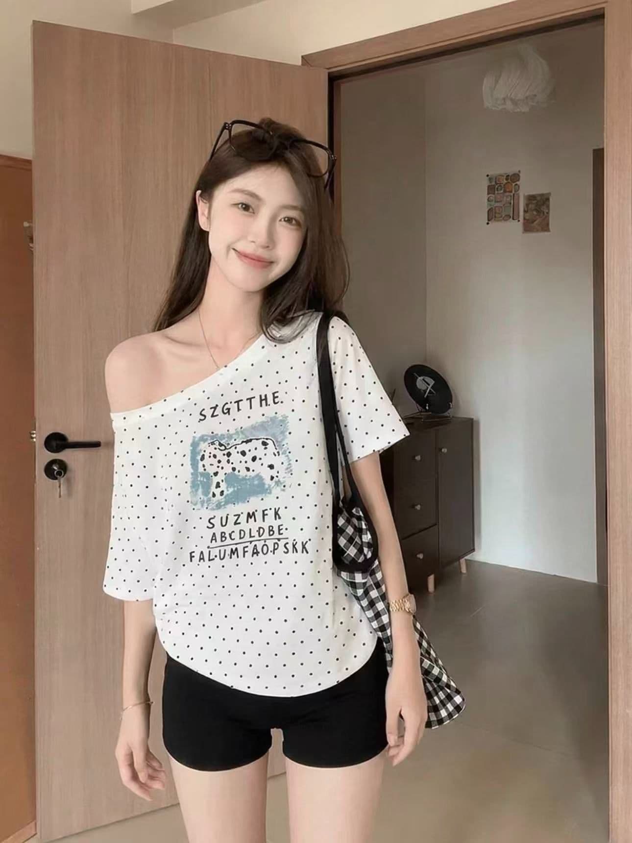 아메리칸 레트로 핫걸 도트 무늬 오프숄더 비스듬한 어깨 반팔 슬림해 보이는 티셔츠 여성 셔츠 상세 이미지 6