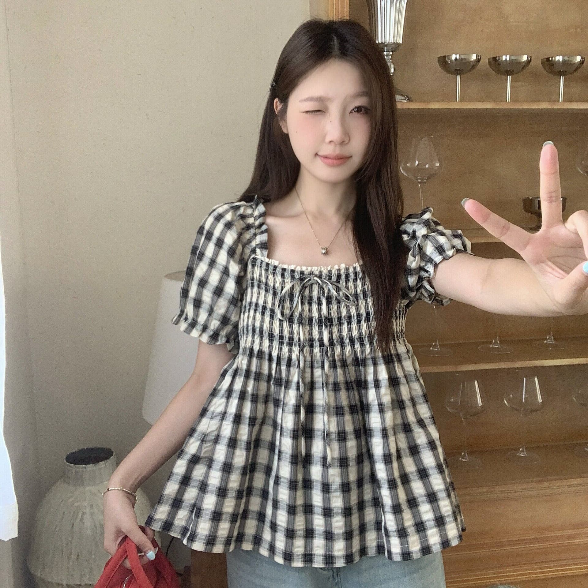 레트로 체크무늬 긍정적 인 어깨 반팔 여성 셔츠 2026 여름 나팔 소매 인형 셔츠 맨위