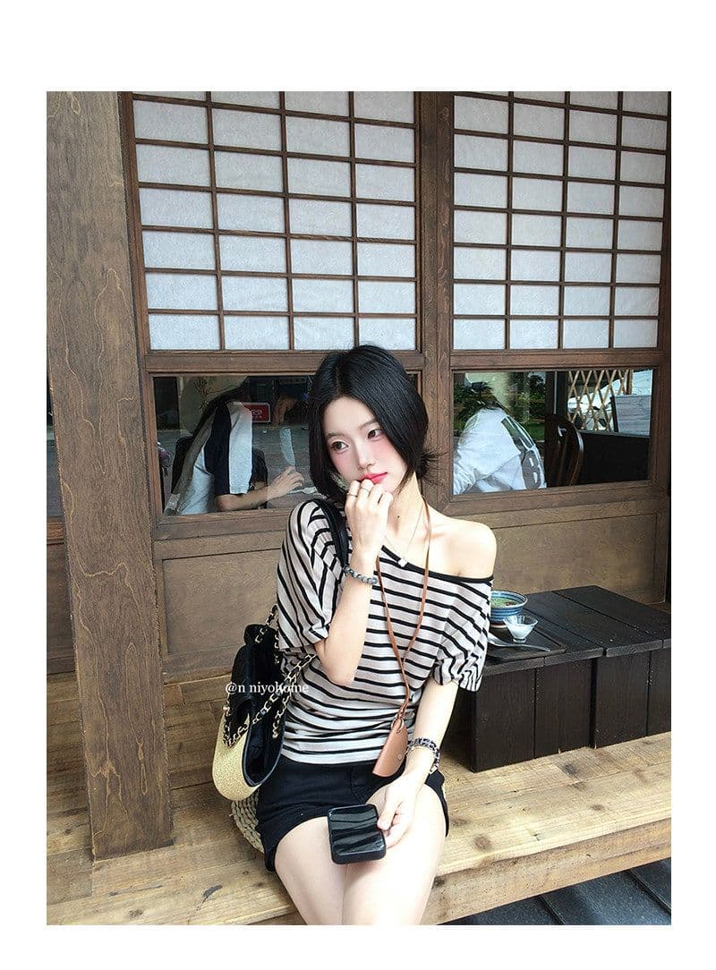 작은 요정 니켈 어린이 스트라이프 비스듬한 어깨 티셔츠 여성 2026 여름 작은 대중 새로운 슬림해 보이는 허리 수축 배색 오프숄더 작은 맨위 상세 이미지 2