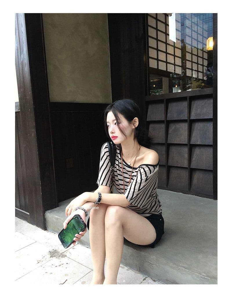 작은 요정 니켈 어린이 스트라이프 비스듬한 어깨 티셔츠 여성 2026 여름 작은 대중 새로운 슬림해 보이는 허리 수축 배색 오프숄더 작은 맨위 상세 이미지 4