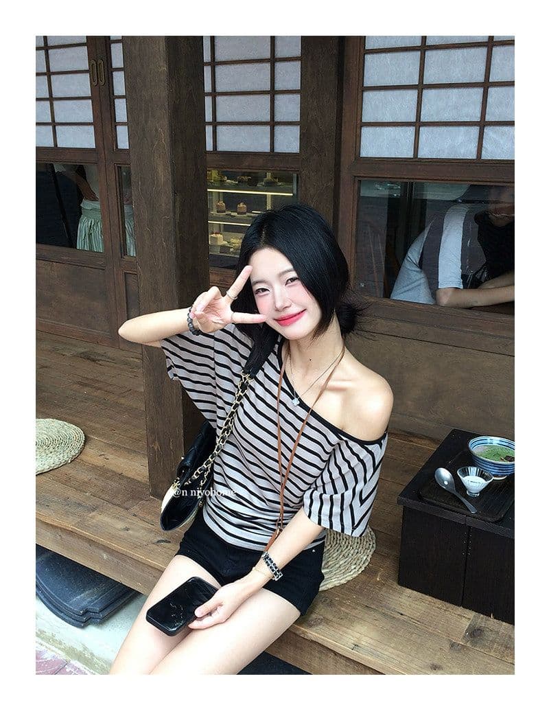 작은 요정 니켈 어린이 스트라이프 비스듬한 어깨 티셔츠 여성 2026 여름 작은 대중 새로운 슬림해 보이는 허리 수축 배색 오프숄더 작은 맨위 상세 이미지 6