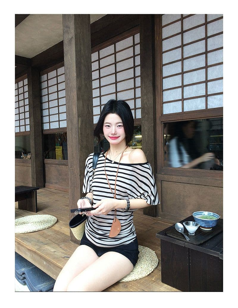 작은 요정 니켈 어린이 스트라이프 비스듬한 어깨 티셔츠 여성 2026 여름 작은 대중 새로운 슬림해 보이는 허리 수축 배색 오프숄더 작은 맨위 상세 이미지 15