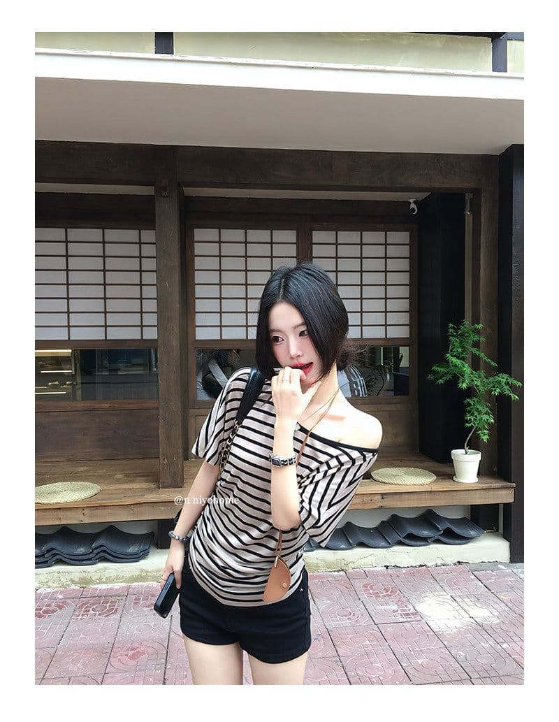 작은 요정 니켈 어린이 스트라이프 비스듬한 어깨 티셔츠 여성 2026 여름 작은 대중 새로운 슬림해 보이는 허리 수축 배색 오프숄더 작은 맨위 상세 이미지 18