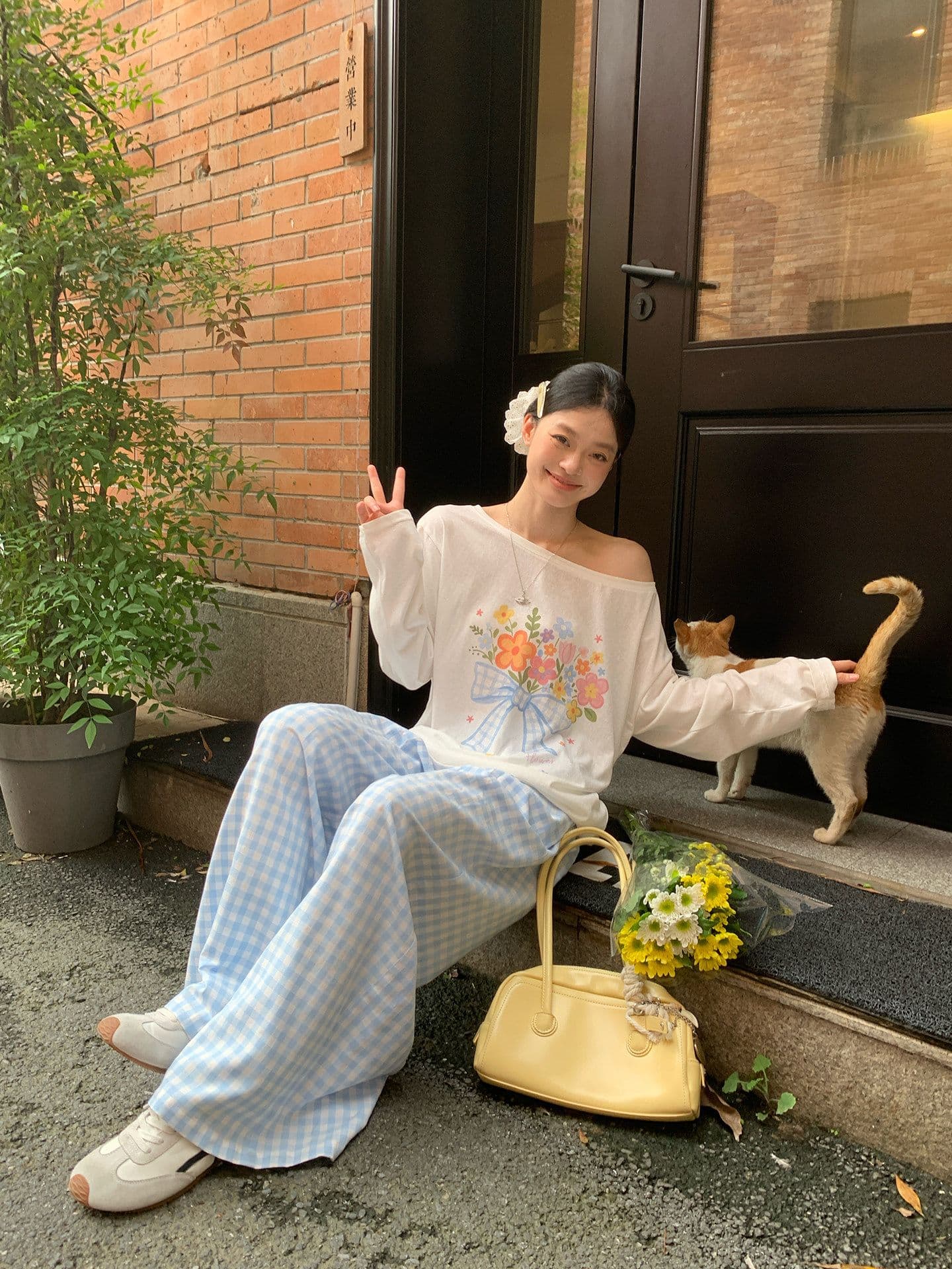 라이 경기 서울 눈꽃 화이트 비스듬한 어깨 자외선 차단 긴팔 티셔츠 여성 여름 루즈핏 꽃 프린트 디자인 블라우스 맨위 이미지 2
