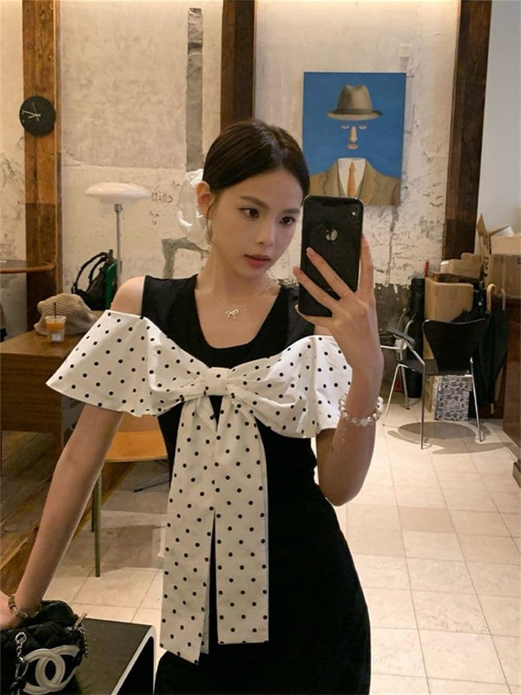 1 1 와 사고 방식 검정색 도트 무늬 페이크 레이어드 반팔 티셔츠 여성 여름 한 부서 몸매 가꾸기 나비 매듭 디자인 오프숄더 맨위