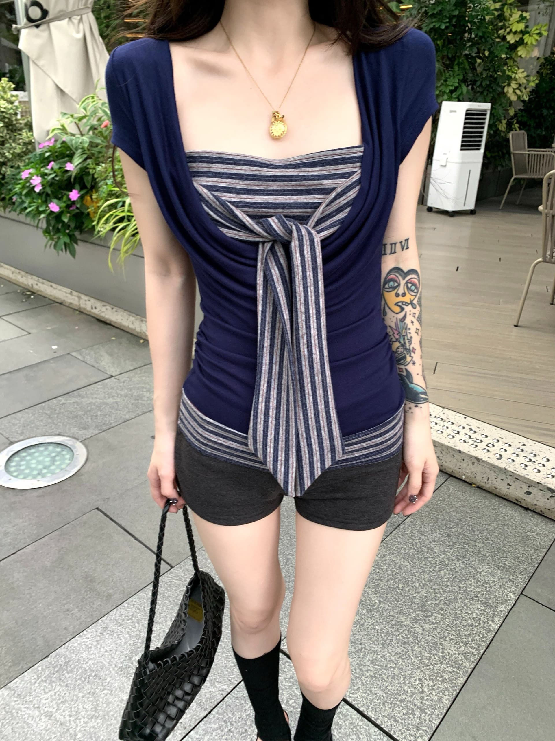 kumikumi 핫걸 바람 페이크 레이어드 스트라이프 레이스업 티셔츠 여성 의류 여름 새로운 Chic 슬림해 보이는 맨위 상세 이미지 5