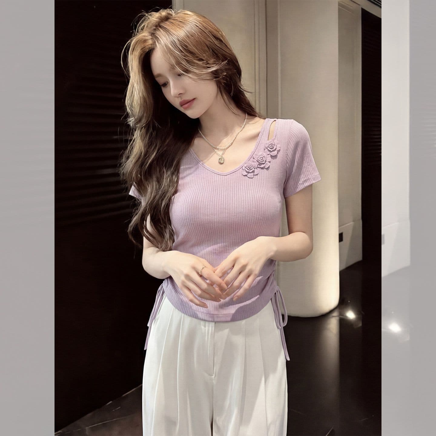 빅 사이즈 디자인 센스 V넥 홀로우 아웃 긍정적 인 어깨 반팔 티셔츠 여성 2026 여름 새로운 허리 수축 맨위 이미지 2
