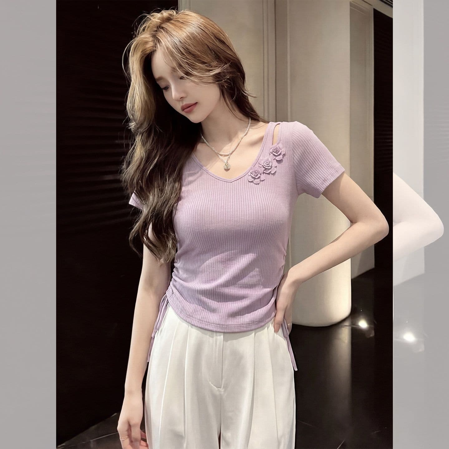 빅 사이즈 디자인 센스 V넥 홀로우 아웃 긍정적 인 어깨 반팔 티셔츠 여성 2026 여름 새로운 허리 수축 맨위 이미지 3