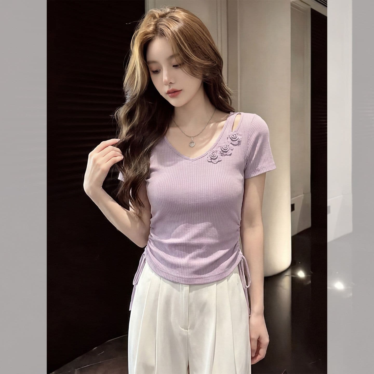 빅 사이즈 디자인 센스 V넥 홀로우 아웃 긍정적 인 어깨 반팔 티셔츠 여성 2026 여름 새로운 허리 수축 맨위 이미지 5