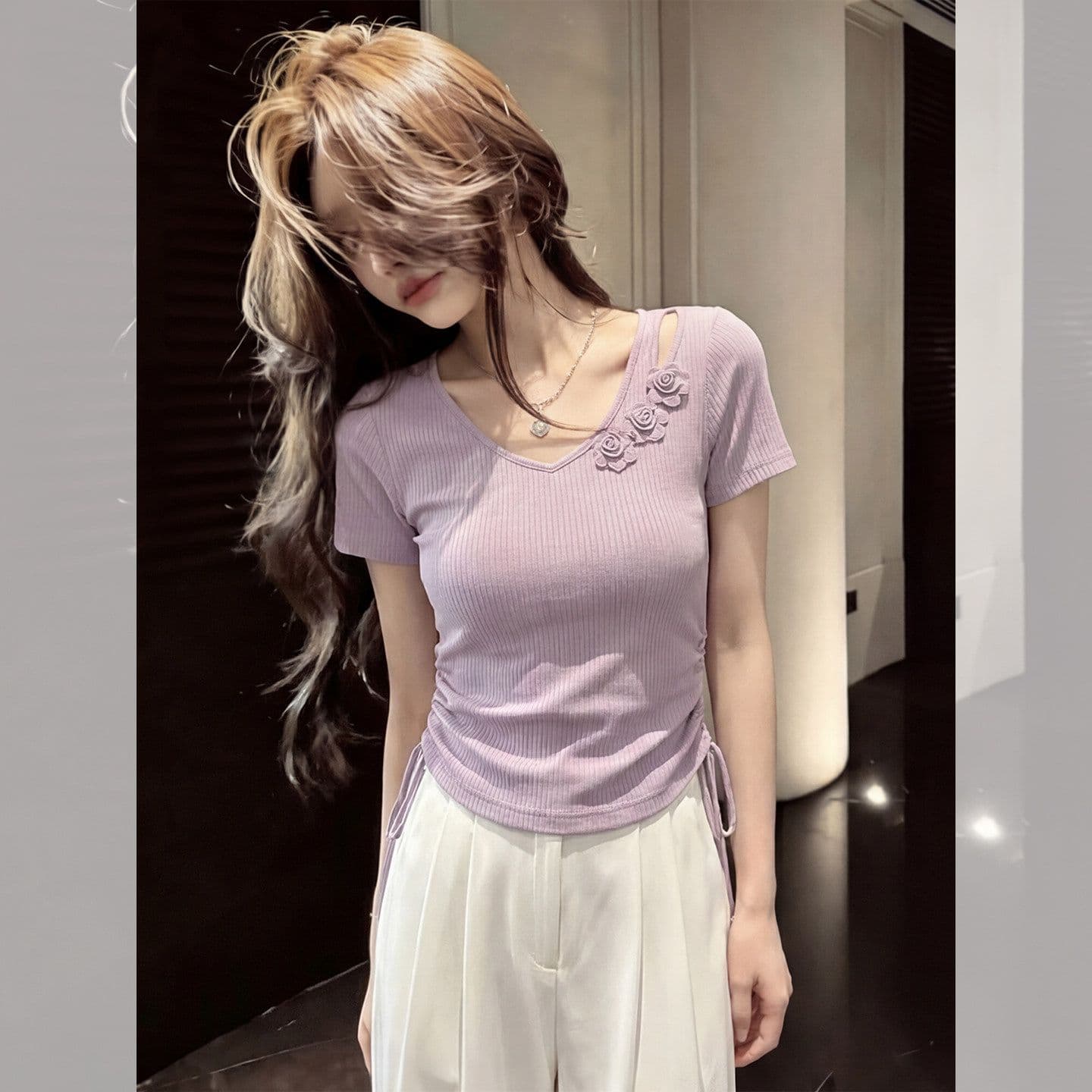 빅 사이즈 디자인 센스 V넥 홀로우 아웃 긍정적 인 어깨 반팔 티셔츠 여성 2026 여름 새로운 허리 수축 맨위 상세 이미지 2