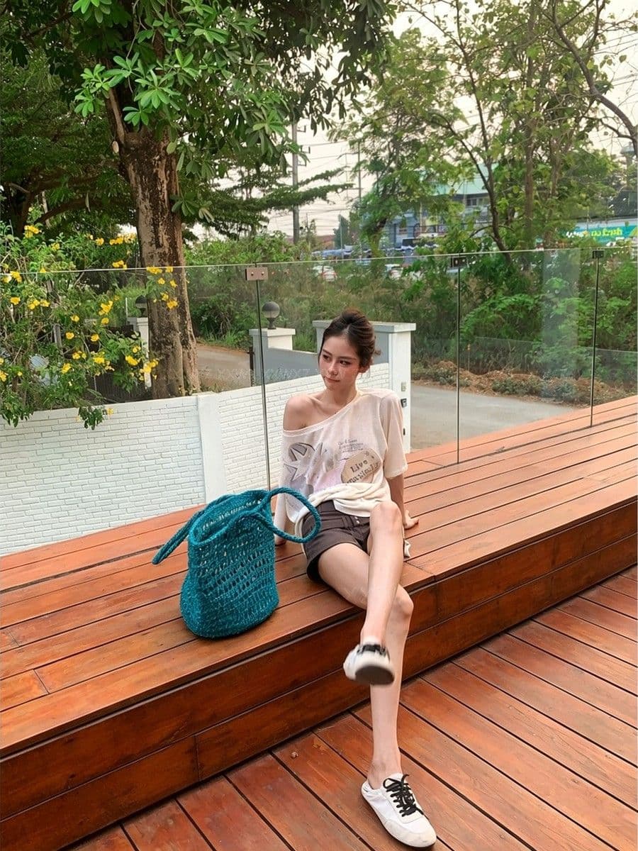 라이 경기 서울 눈꽃 한국 동대문 여름 느긋한 바람 비스듬한 어깨 마이크로 ~을 통해 프린트 루즈핏 반팔 티셔츠 여성 이미지 3