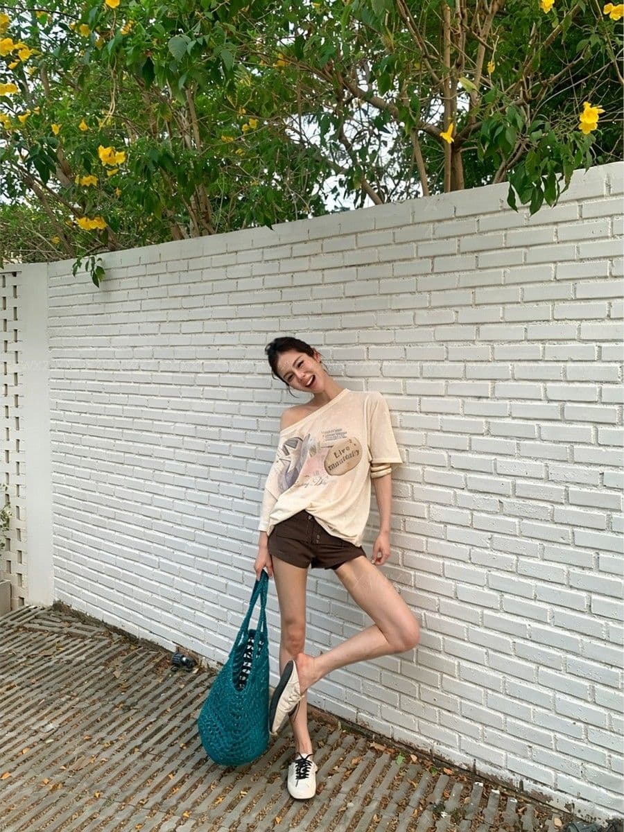 라이 경기 서울 눈꽃 한국 동대문 여름 느긋한 바람 비스듬한 어깨 마이크로 ~을 통해 프린트 루즈핏 반팔 티셔츠 여성 상세 이미지 7