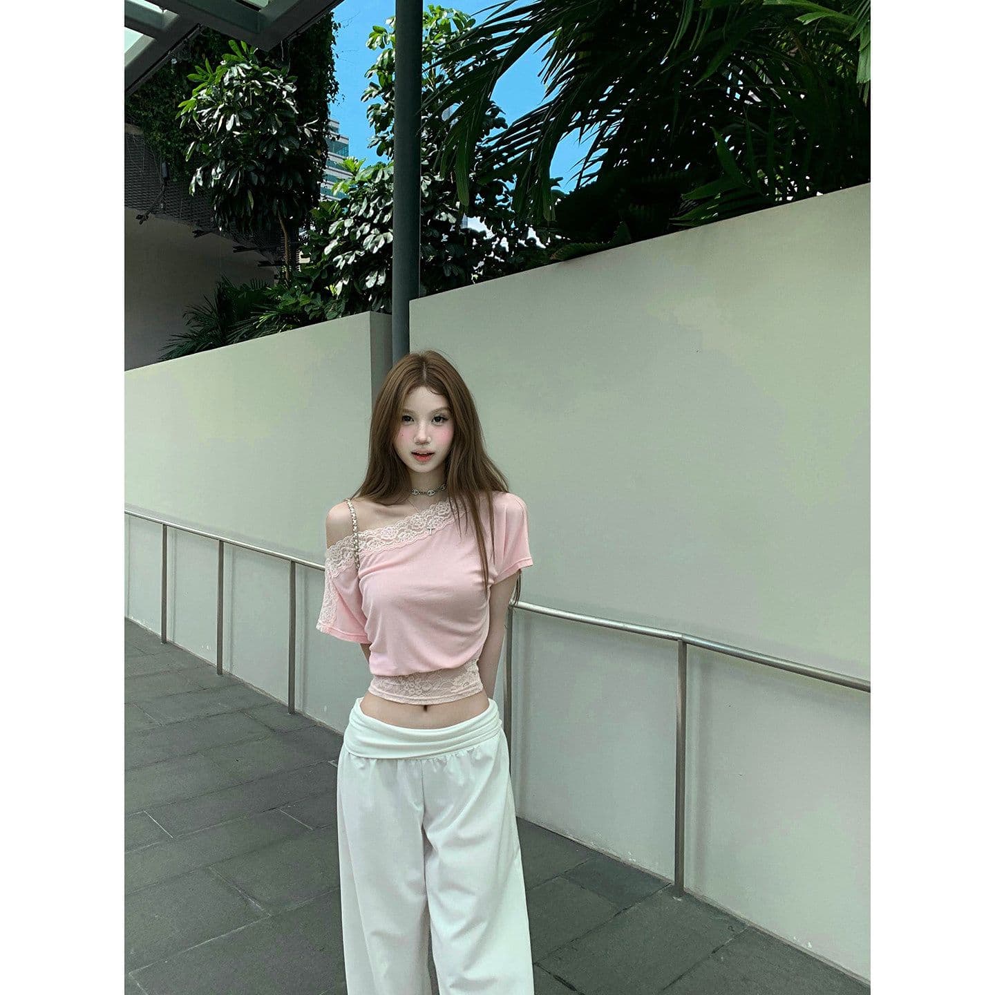 tongiiuu 아름다움 어깨 법 새싹 레이스 조각 비스듬한 어깨 반팔 티셔츠 여성 디자인 센스 허리 수축 슬림해 보이는 맨위 여름 이미지 3