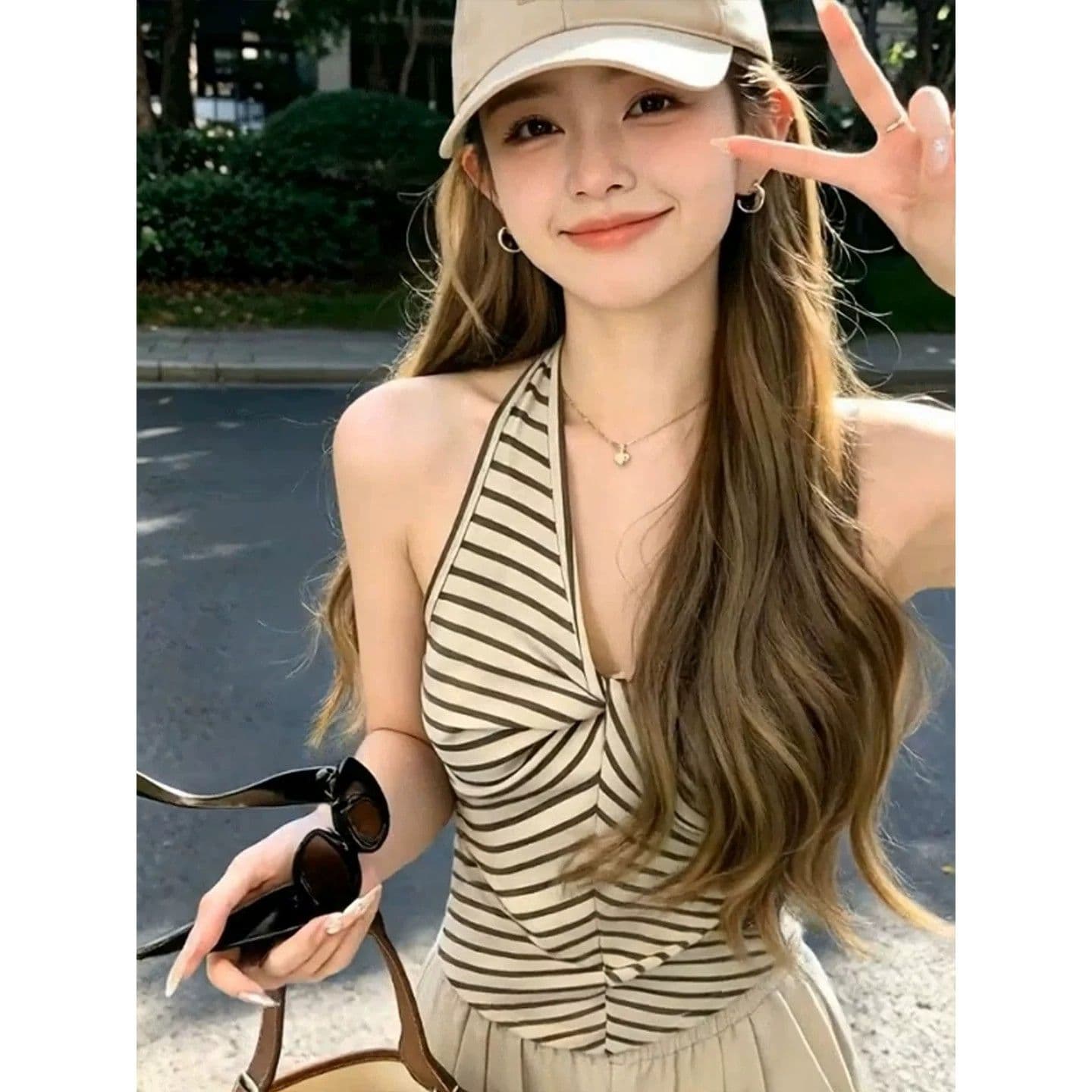 고유 한 스트라이프 비틀림 행침 목 V넥 캐미솔 여름 디자인 센스 몸매 가꾸기 슬림해 보이는 외출용 오프숄더 맨위 이미지 3
