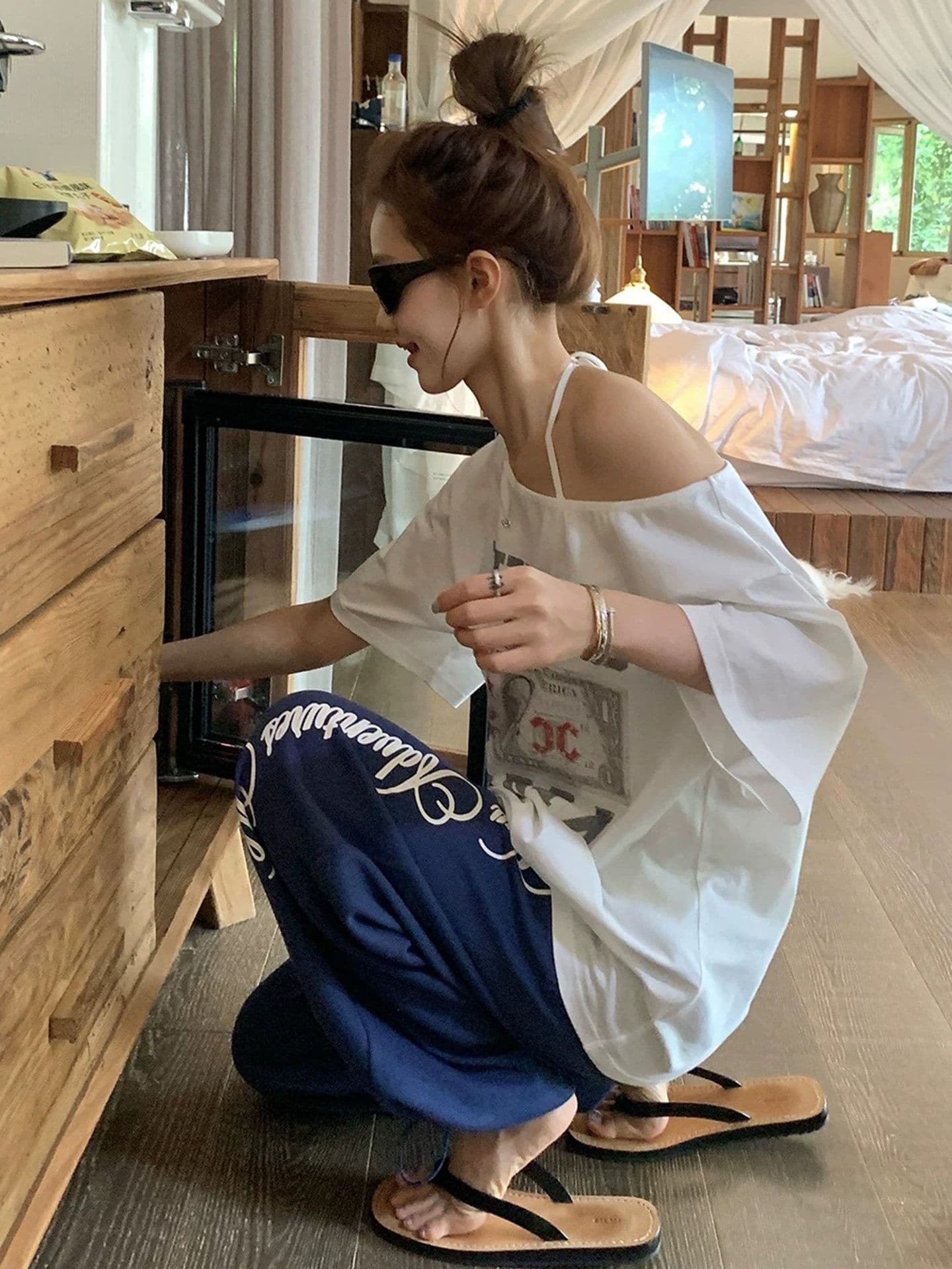 광저우 원단 240 그램 95 면 5 암모니아 Lun 면 당겨 프레임 루즈핏 섹시함 비스듬한 어깨 보트넥 반팔 티셔츠 여성 상세 이미지 5