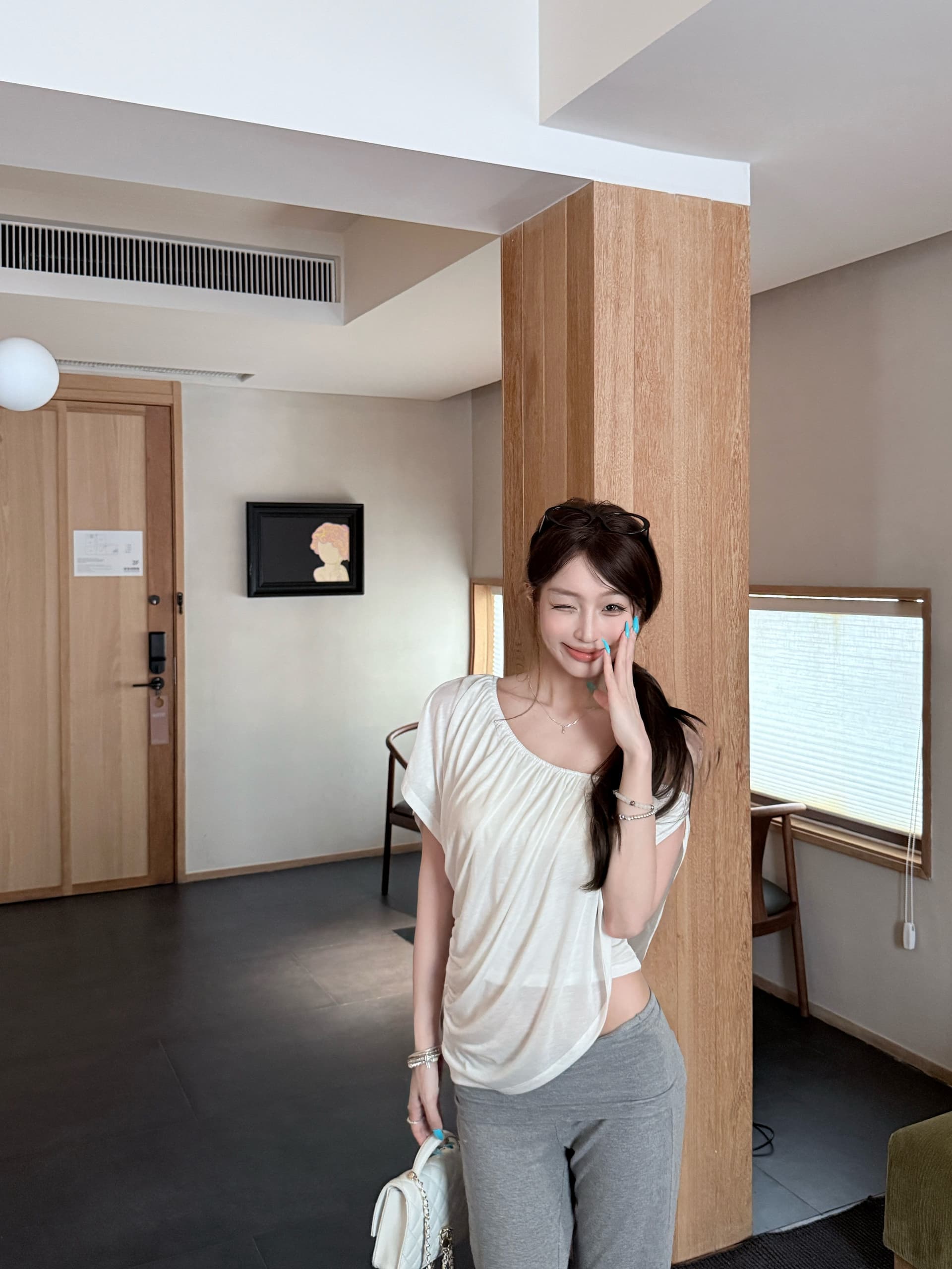 주간 실크 초박형 리브 핫걸 비스듬한 어깨 주름 티셔츠 여성 여름 허리 수축 슬림해 보이는 쇼트 스타일 맨위 오프숄더 반팔 상세 이미지 4