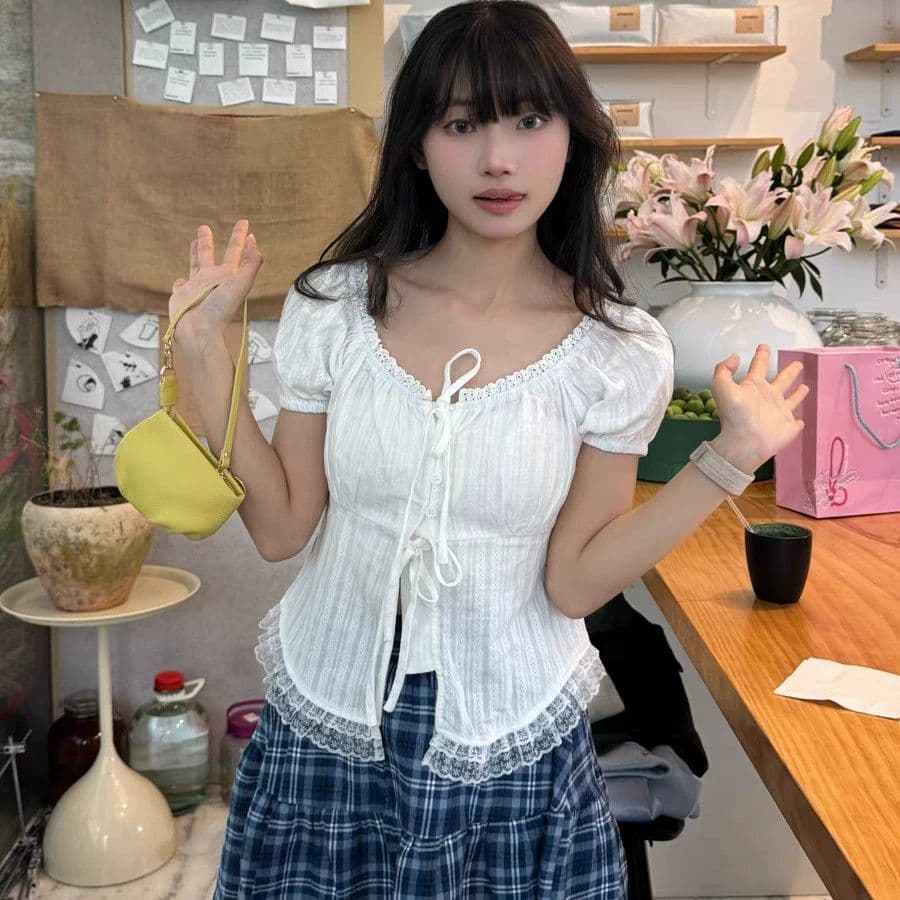 프랑스식 달콤함 레이스 측면 스트랩 화이트 반팔 여성 셔츠 여름 새로운 디자인 센스 몸매 가꾸기 슬림해 보이는 한 첨부 된 의류