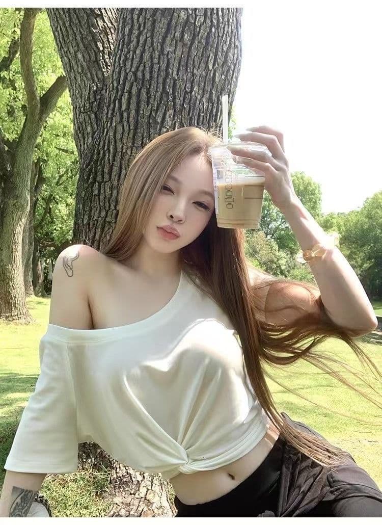 달콤한 매운맛 바람 비스듬한 칼라 오프숄더 핫걸 쇼트 스타일 이슬 뼈의 맨위 한 부서 ins 여름 신제품 다용도 회색 캐주얼 티셔츠 상세 이미지 2