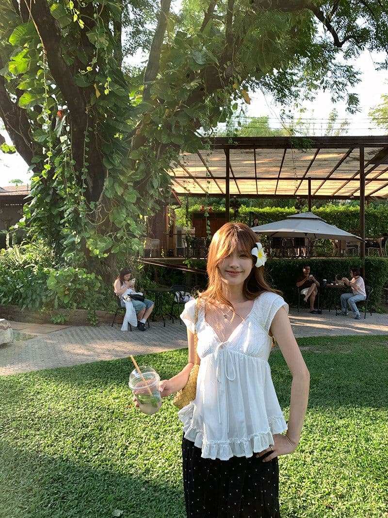 프랑스식 달콤한 소스 V넥 레이스 조각 자카드 명중 가져 가라. 작은 날다 소매 인형 셔츠 여름 루즈핏 슬림해 보이는 휴가 바람 맨위 상세 이미지 15