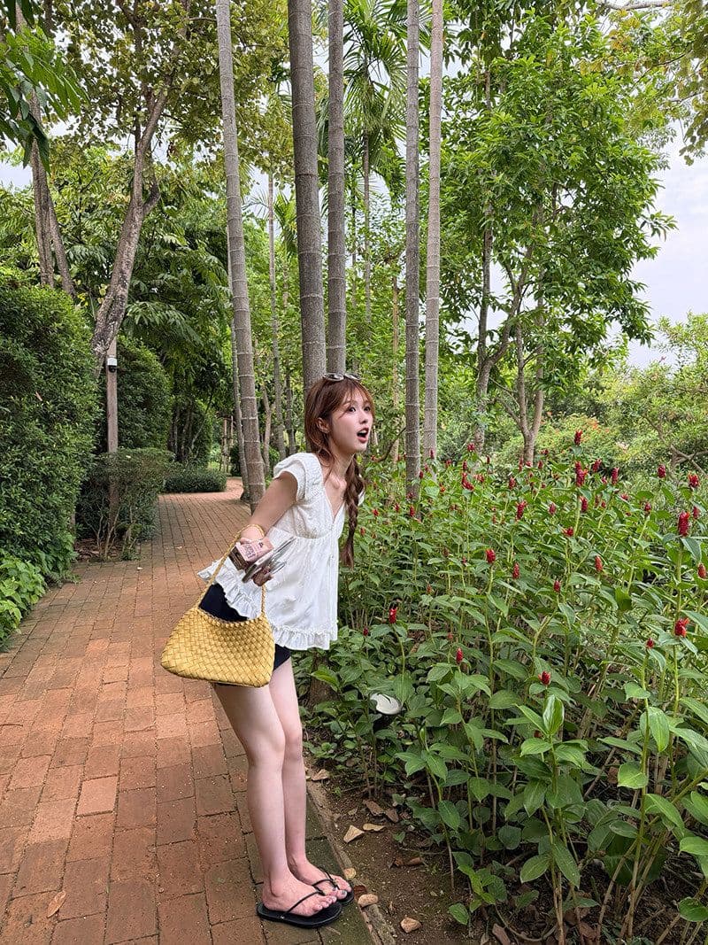 프랑스식 달콤한 소스 V넥 레이스 조각 자카드 명중 가져 가라. 작은 날다 소매 인형 셔츠 여름 루즈핏 슬림해 보이는 휴가 바람 맨위 상세 이미지 23