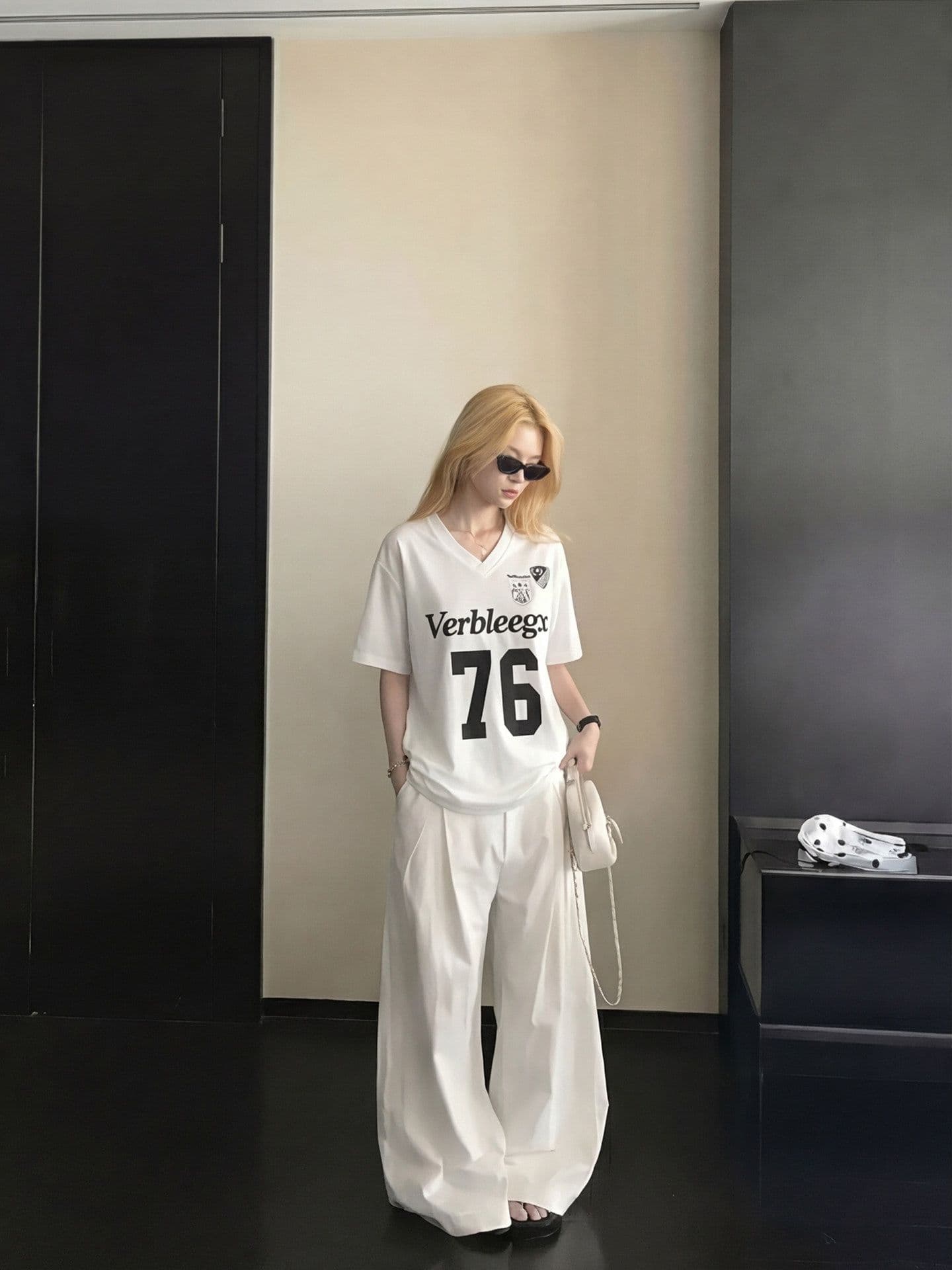 이후 패키지 칼라 보안 버클 원단 단일 구멍 얼굴 버드 눈 V넥 루즈핏 프린트 반팔 알파벳 티셔츠 여성 여름 상세 이미지 2