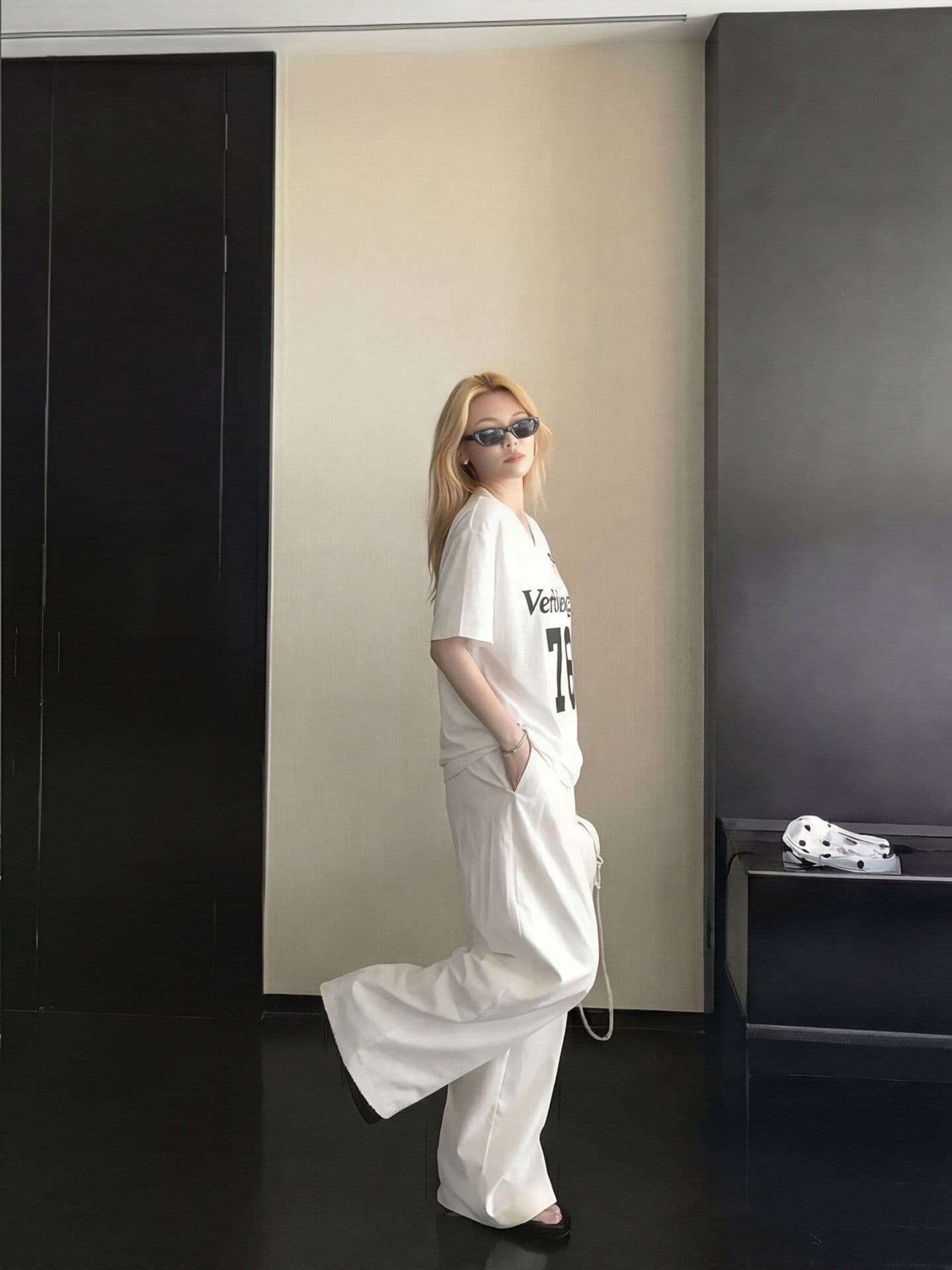 이후 패키지 칼라 보안 버클 원단 단일 구멍 얼굴 버드 눈 V넥 루즈핏 프린트 반팔 알파벳 티셔츠 여성 여름 상세 이미지 3