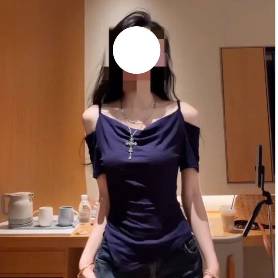 핫걸 오프숄더 슬립 흔들다 칼라 반팔 맨위 한 부서 디자인 미니멀리즘 오프숄더 불규칙 슬림해 보이는 검정색 티셔츠 이미지 4