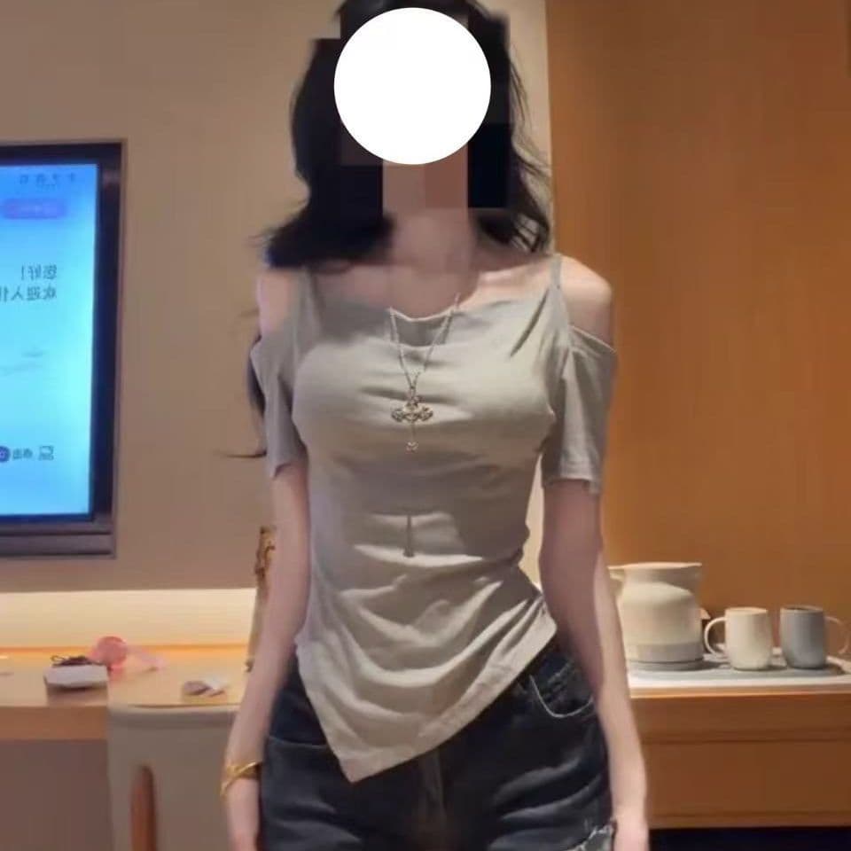 핫걸 오프숄더 슬립 흔들다 칼라 반팔 맨위 한 부서 디자인 미니멀리즘 오프숄더 불규칙 슬림해 보이는 검정색 티셔츠 이미지 3