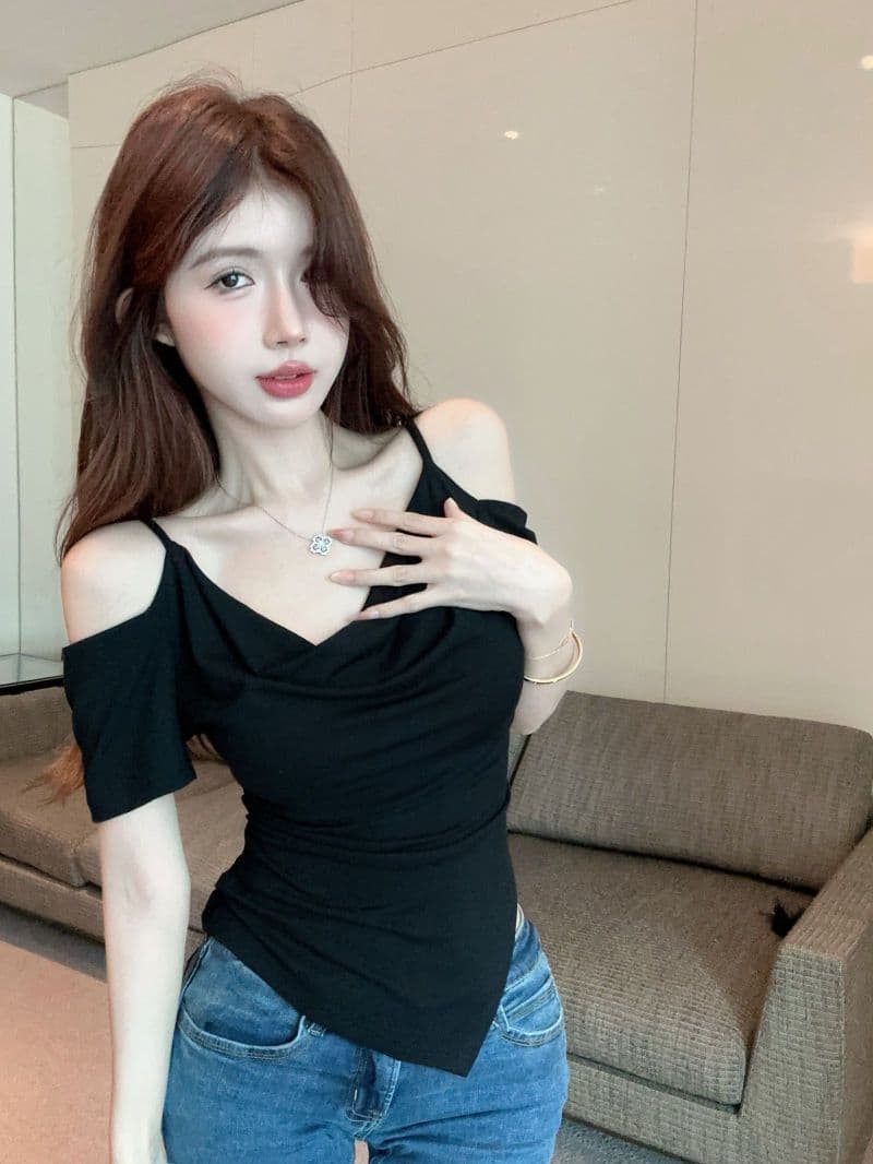 핫걸 오프숄더 슬립 흔들다 칼라 반팔 맨위 한 부서 디자인 미니멀리즘 오프숄더 불규칙 슬림해 보이는 검정색 티셔츠 상세 이미지 5