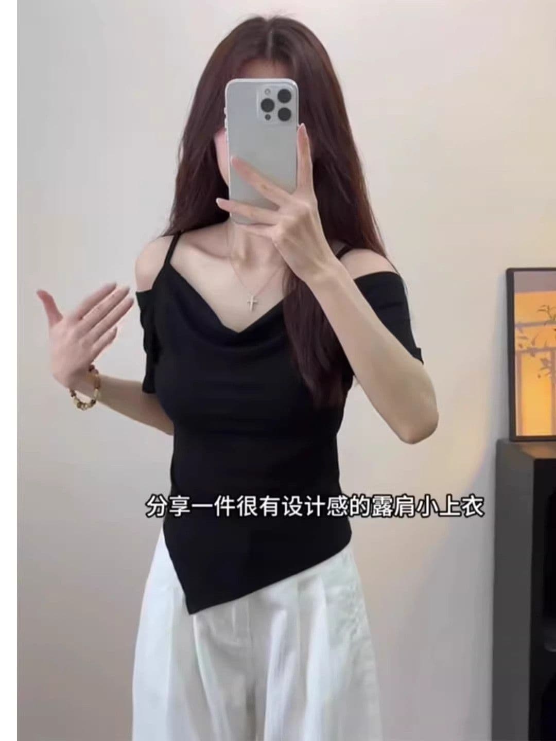핫걸 오프숄더 슬립 흔들다 칼라 반팔 맨위 한 부서 디자인 미니멀리즘 오프숄더 불규칙 슬림해 보이는 검정색 티셔츠 상세 이미지 6