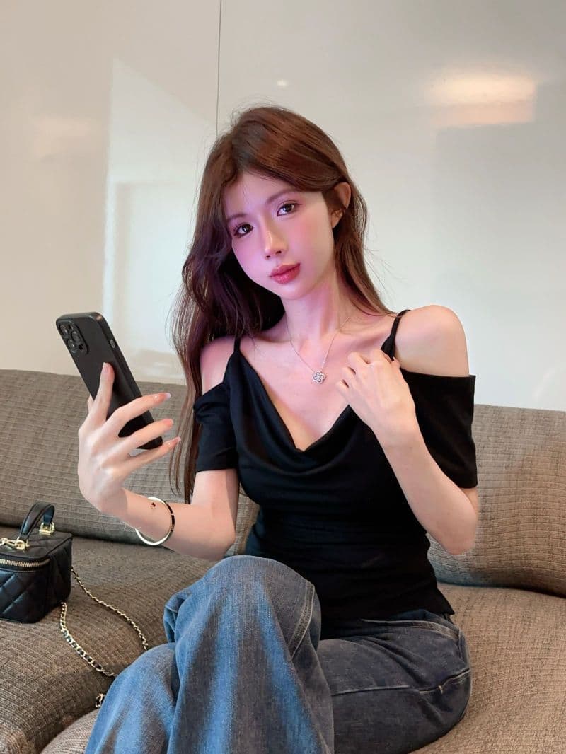 핫걸 오프숄더 슬립 흔들다 칼라 반팔 맨위 한 부서 디자인 미니멀리즘 오프숄더 불규칙 슬림해 보이는 검정색 티셔츠 상세 이미지 7