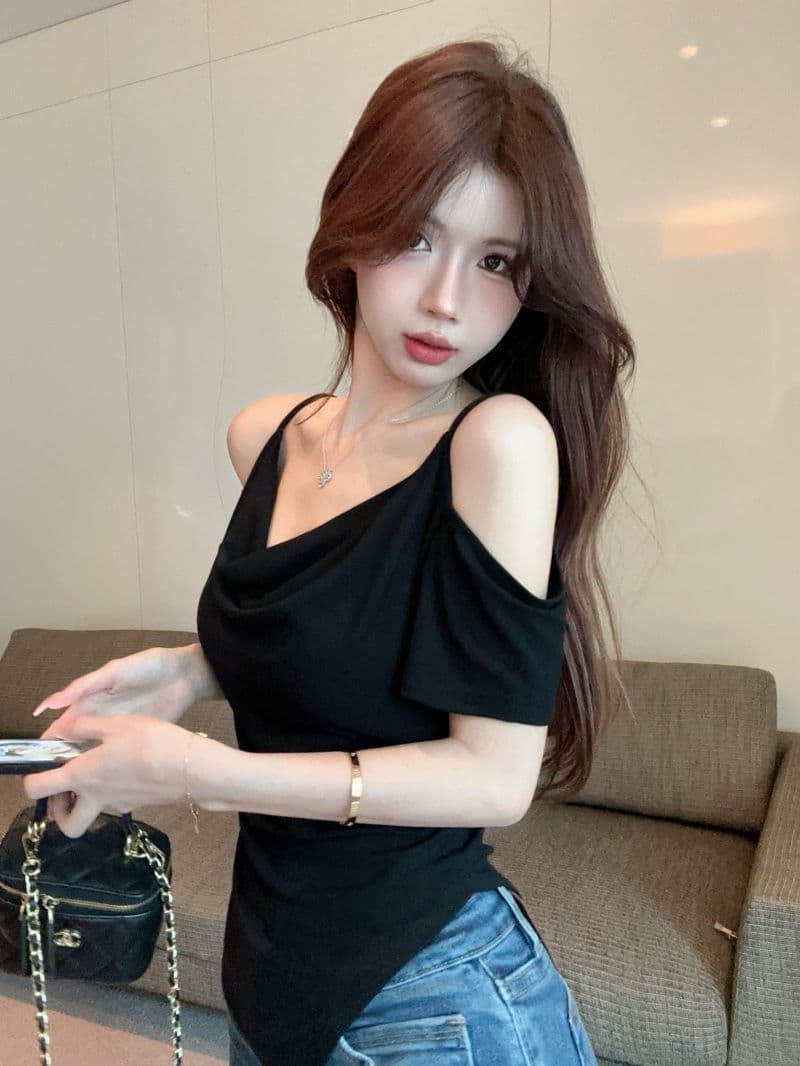핫걸 오프숄더 슬립 흔들다 칼라 반팔 맨위 한 부서 디자인 미니멀리즘 오프숄더 불규칙 슬림해 보이는 검정색 티셔츠 상세 이미지 9