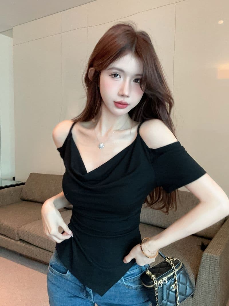 핫걸 오프숄더 슬립 흔들다 칼라 반팔 맨위 한 부서 디자인 미니멀리즘 오프숄더 불규칙 슬림해 보이는 검정색 티셔츠 상세 이미지 10