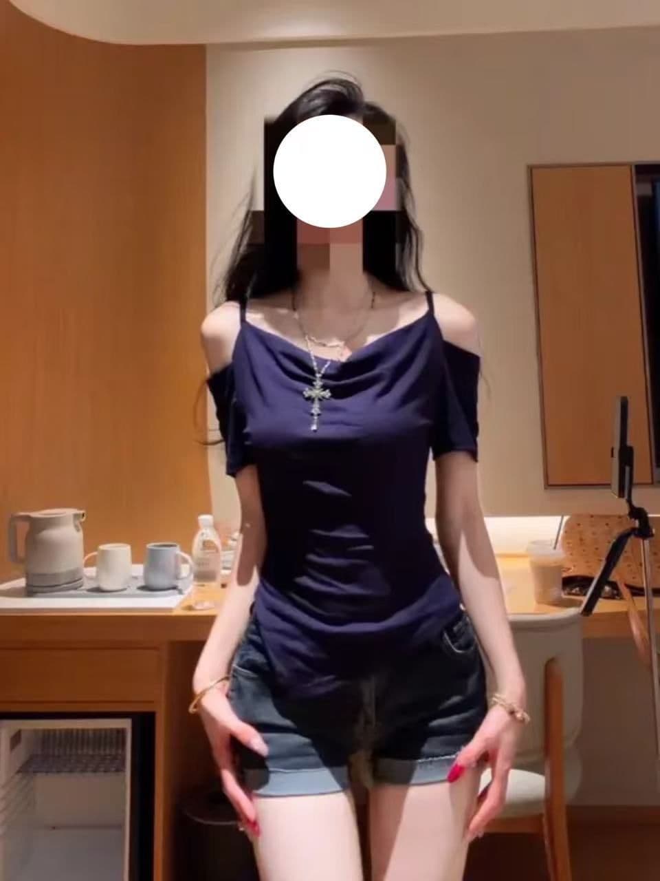핫걸 오프숄더 슬립 흔들다 칼라 반팔 맨위 한 부서 디자인 미니멀리즘 오프숄더 불규칙 슬림해 보이는 검정색 티셔츠 상세 이미지 14