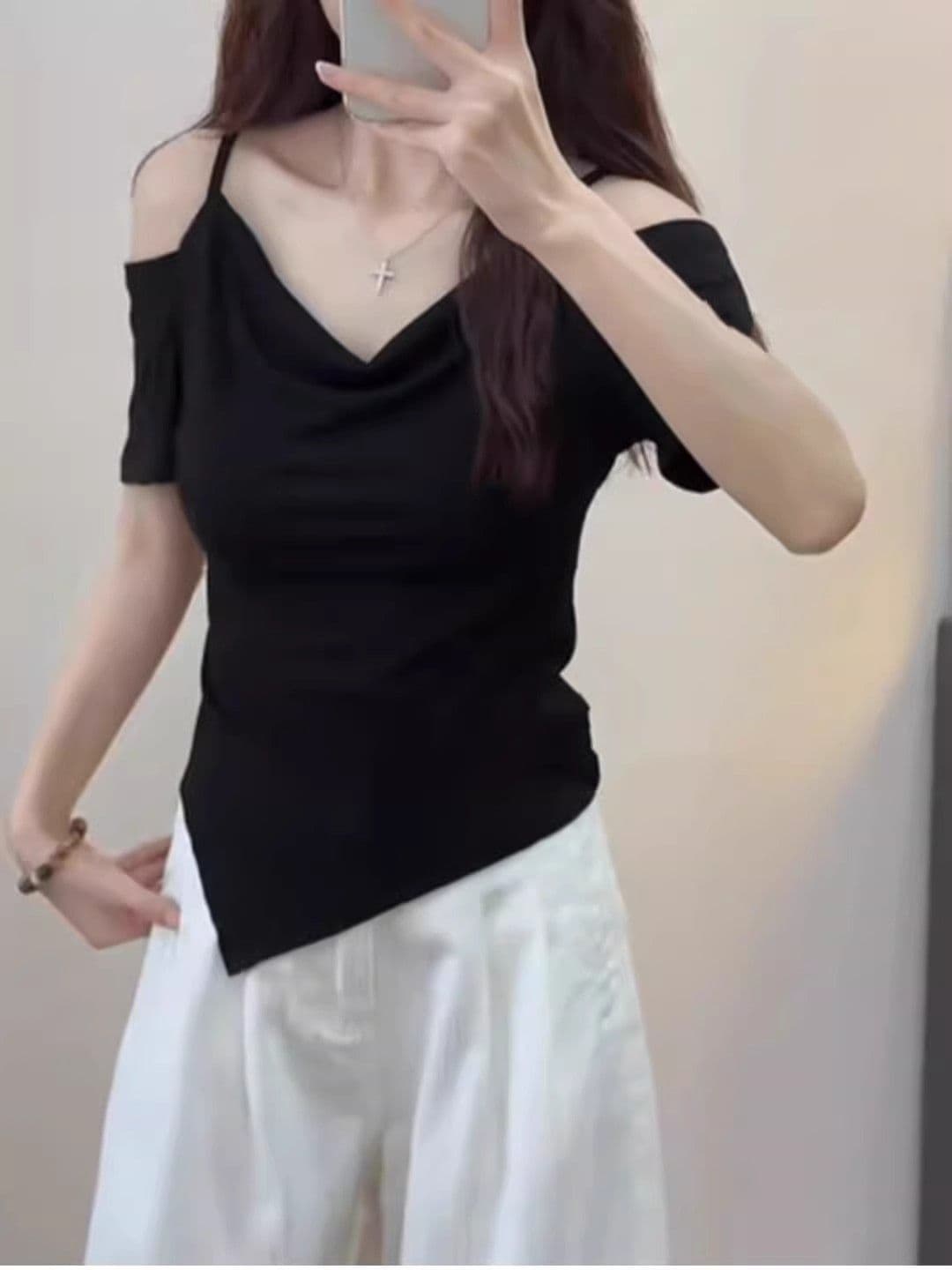 핫걸 오프숄더 슬립 흔들다 칼라 반팔 맨위 한 부서 디자인 미니멀리즘 오프숄더 불규칙 슬림해 보이는 검정색 티셔츠 상세 이미지 15