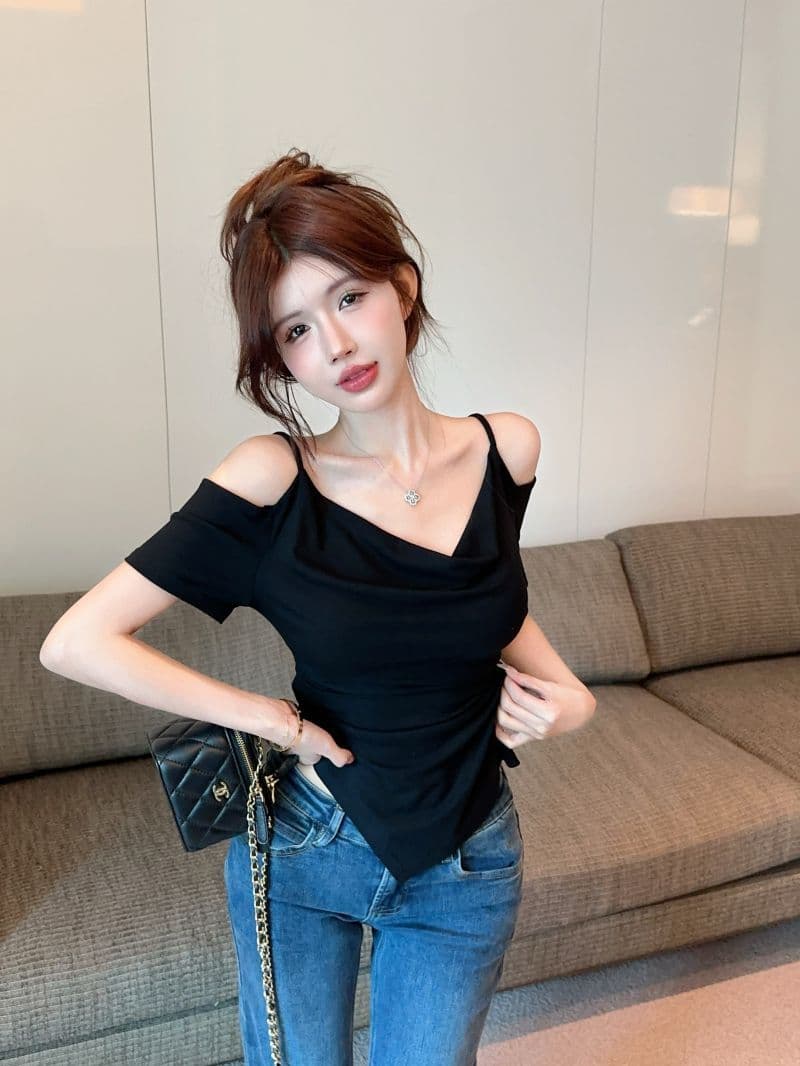 핫걸 오프숄더 슬립 흔들다 칼라 반팔 맨위 한 부서 디자인 미니멀리즘 오프숄더 불규칙 슬림해 보이는 검정색 티셔츠 상세 이미지 16