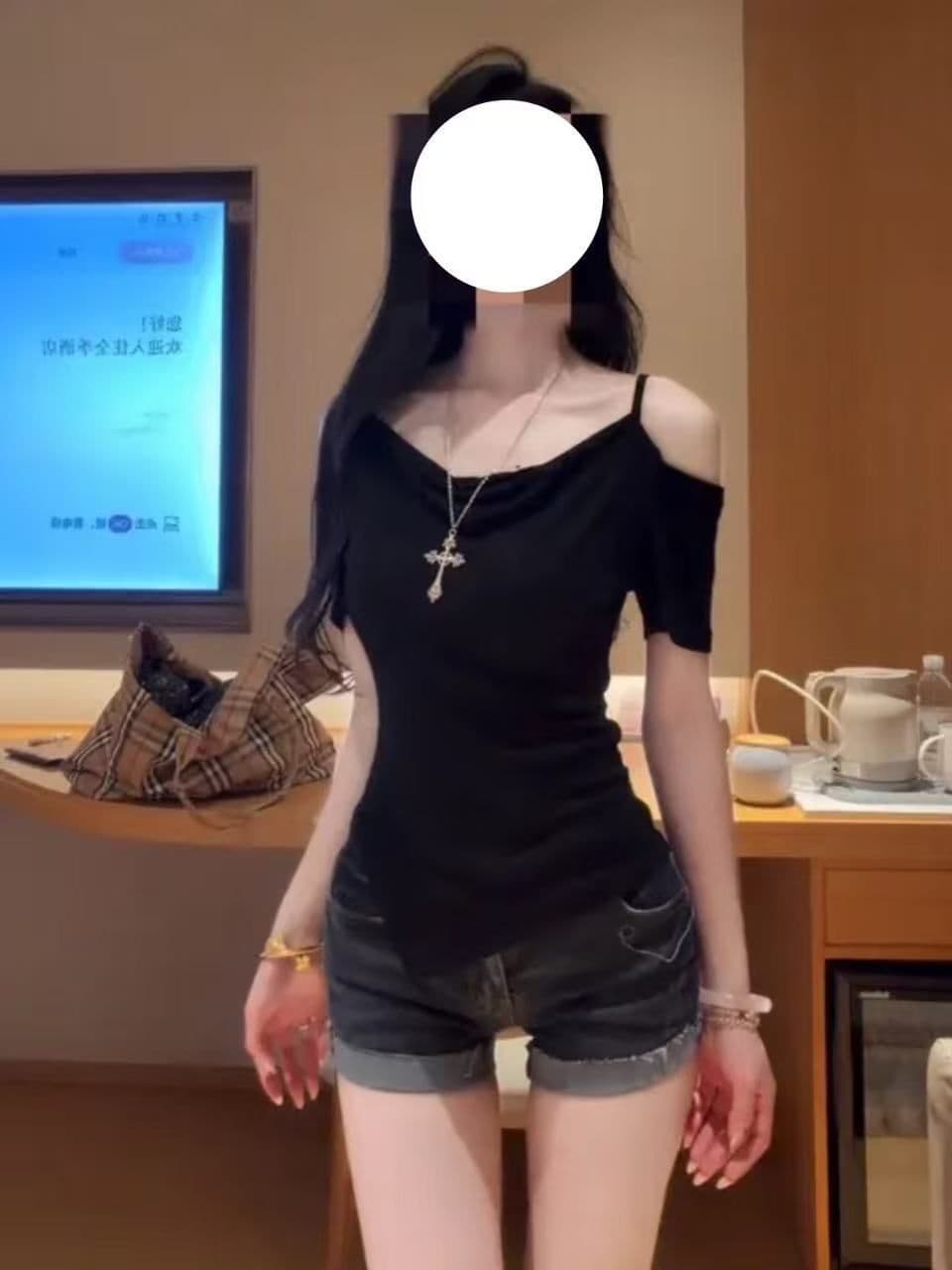 핫걸 오프숄더 슬립 흔들다 칼라 반팔 맨위 한 부서 디자인 미니멀리즘 오프숄더 불규칙 슬림해 보이는 검정색 티셔츠 상세 이미지 18