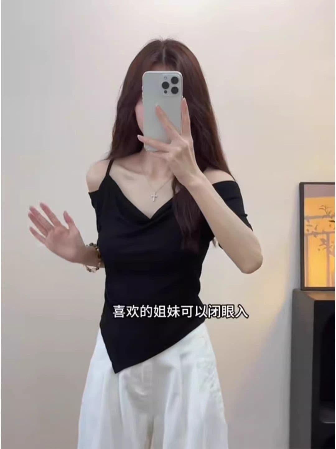 핫걸 오프숄더 슬립 흔들다 칼라 반팔 맨위 한 부서 디자인 미니멀리즘 오프숄더 불규칙 슬림해 보이는 검정색 티셔츠 상세 이미지 21
